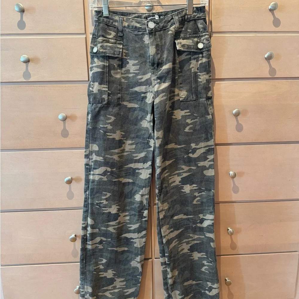 Boohoo Green Camo Wide-Leg Cargo Pants Size 2